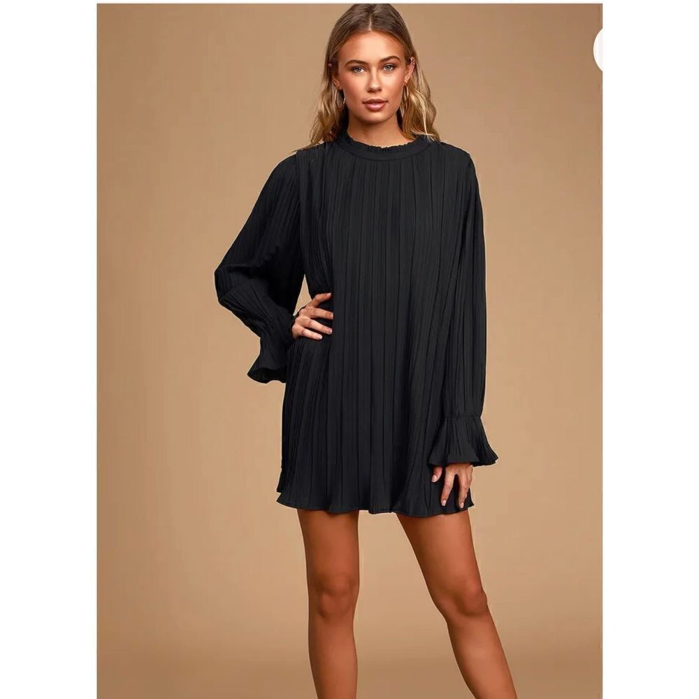 Lulus NWT Rise and Shine Black Pleated Long Sleeve‎ Shift Dress Small